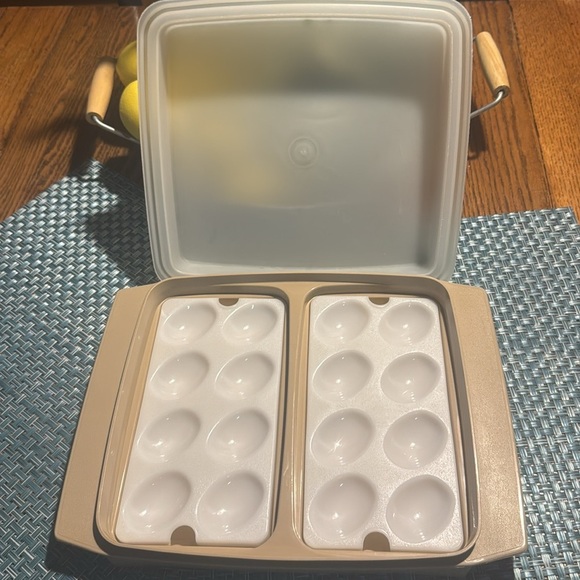 Vintage Tupperware Egg Storage Container - Picture 3 of 4